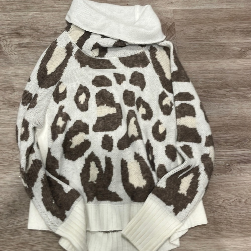 Turtleneck sweater in animal print